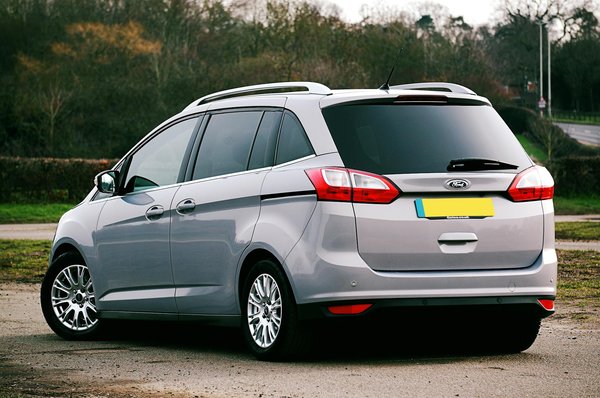 Les indispensables pour nettoyer votre voiture comme un pro
